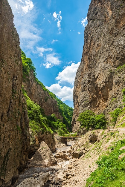 峡谷の山川に架かる橋