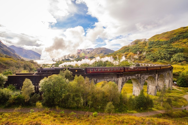 Un ponte sulle montagne contro il cielo