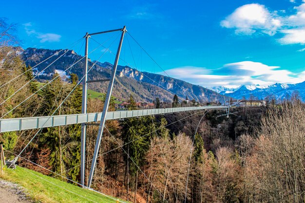 Foto un ponte sulle montagne contro il cielo