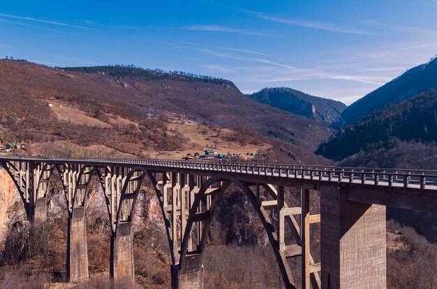 Foto un ponte sulle montagne contro il cielo