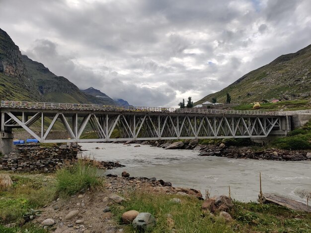 Foto un ponte sulle montagne contro il cielo