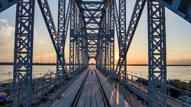 写真 アムール川プロジェクトを渡る歴史的な鉄道橋の橋博物館スパン