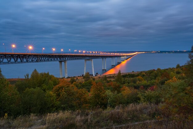 夜間の橋夜間の街路ロシアで5番目に長いウリヤノフスクの大統領橋