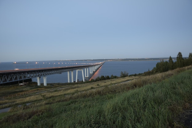 イルミネーションのある夜の橋ウリヤノフスクの大統領橋はロシアで5番目に長い