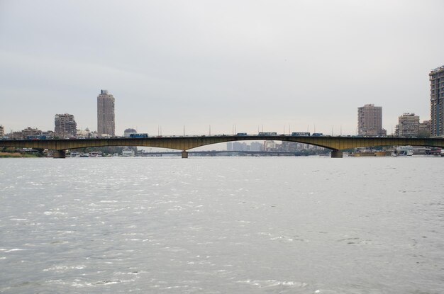 カイロのナイル川を渡る橋を浮遊船から眺める