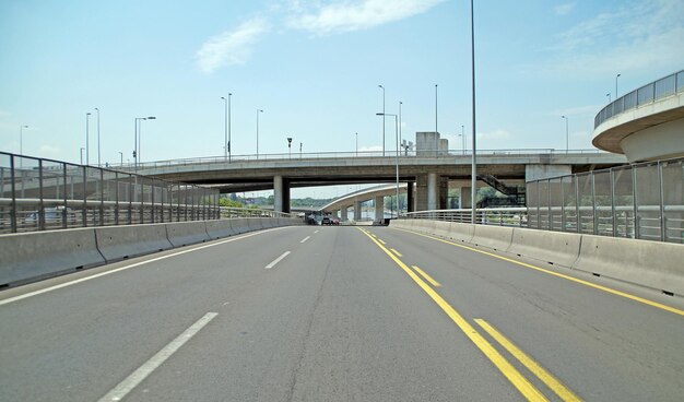 写真 都市の空に向かって高速道路を越えた橋