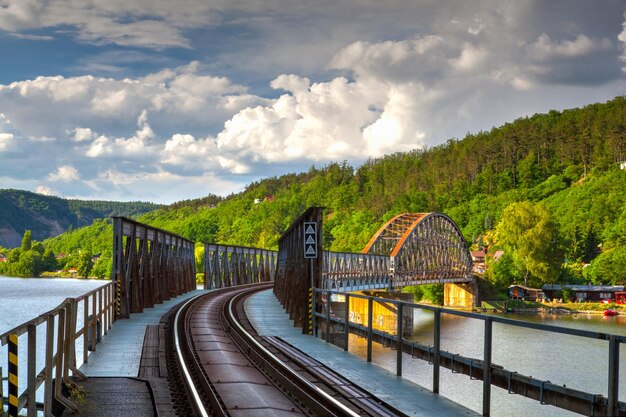 写真 空に向かって山を越えた橋