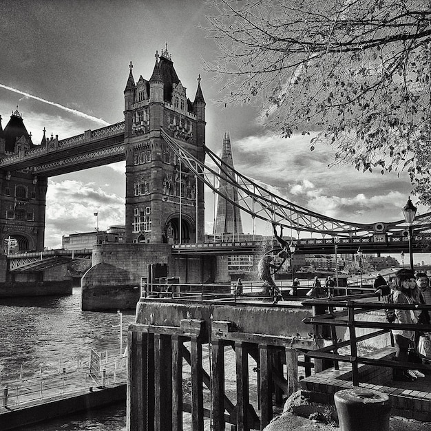 Фото Мост через реку напротив неба в городе