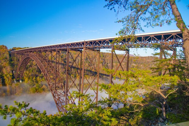 写真 空に逆らって川を渡る橋