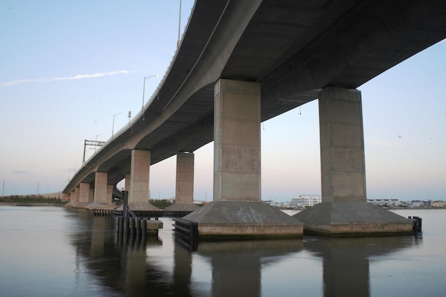 写真 空に逆らって川を渡る橋