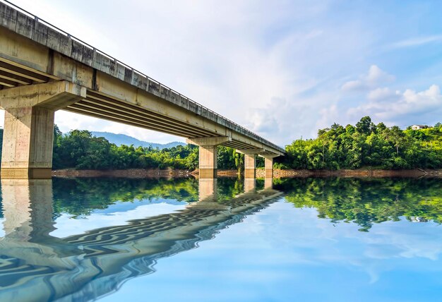 写真 空に逆らって川を渡る橋