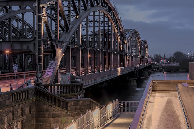 写真 空に逆らって川を渡る橋