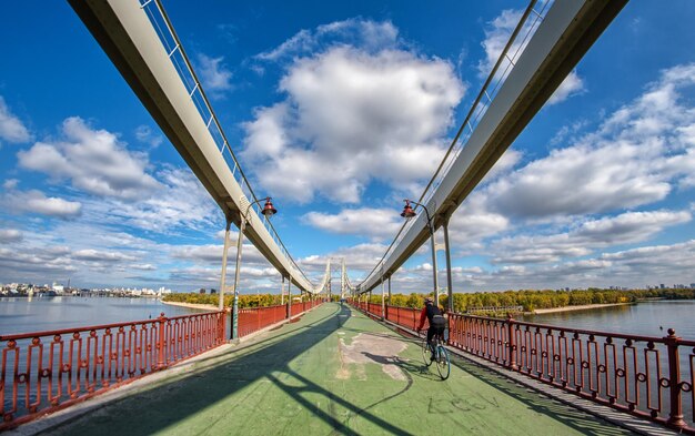 Фото Мост через реку напротив неба