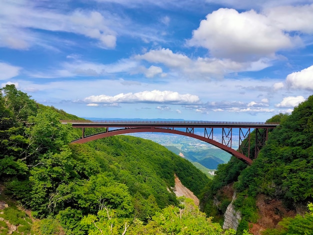 写真 空に逆らって川を渡る橋