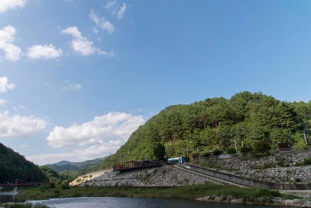 사진 하늘을 향해 강을 가로지르는 다리