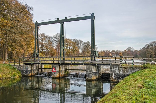 写真 空に逆らって川を渡る橋