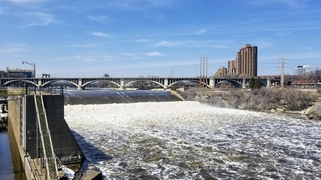 写真 空に逆らって川を渡る橋