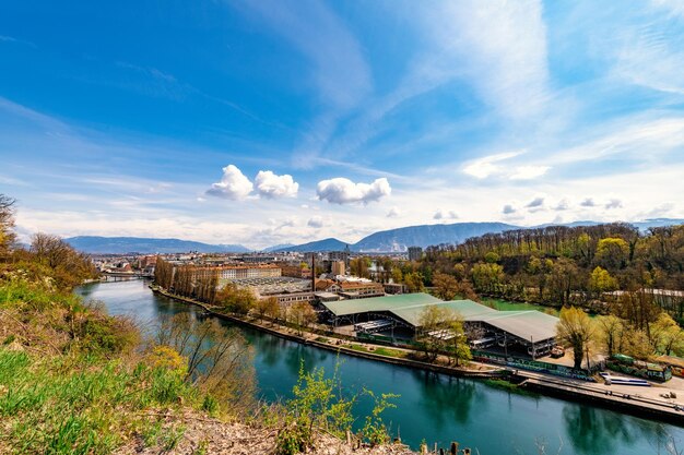 写真 空に逆らって川を渡る橋