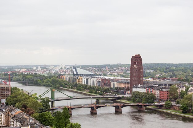 Фото Мост через реку среди зданий в городе напротив неба