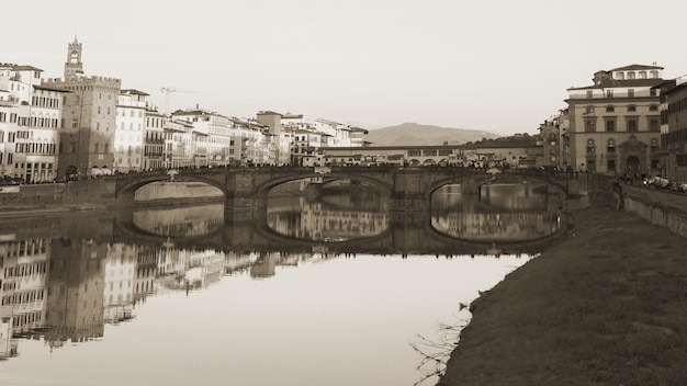 Фото Мост через реку по зданиям против неба во флоренции