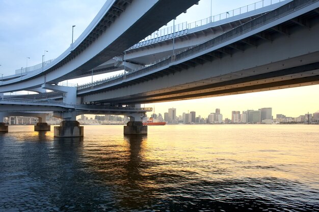 Фото Мост через реку с зданиями напротив неба