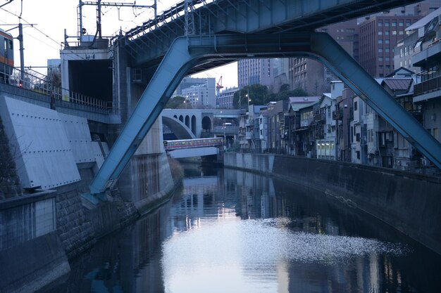 写真 空に照らされた街の川を横断する橋