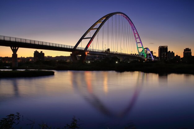 写真 夕暮れの街の川を越えた橋