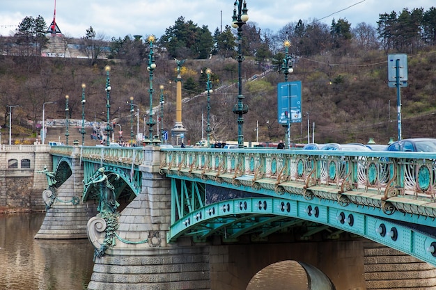 写真 都市の川を越えた橋