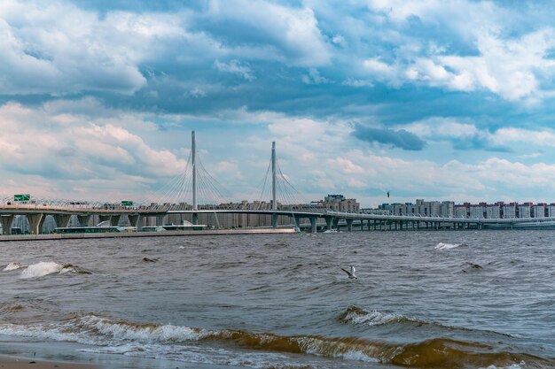 Фото Мост над морем на облачном небе