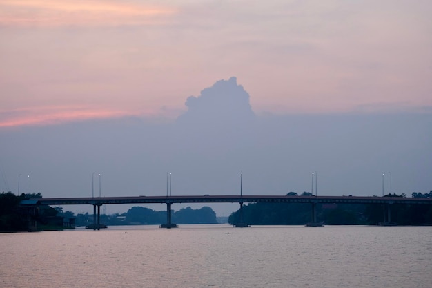Фото Мост над морем против неба во время захода солнца