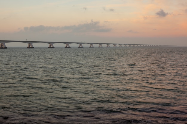 写真 海に架かる橋