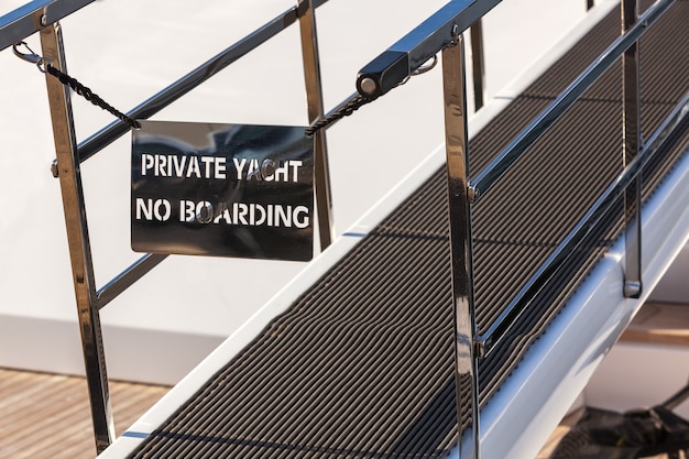 Photo bridge of a private luxury ship with a no entry private yacht sign. no boarding