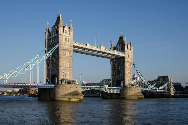 Photo bridge over river against blue sky