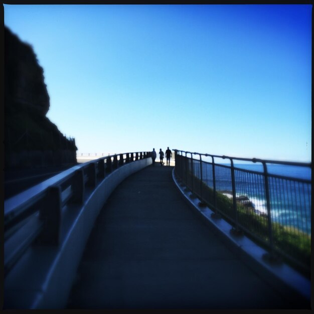 Foto ponte sul fiume contro il cielo blu