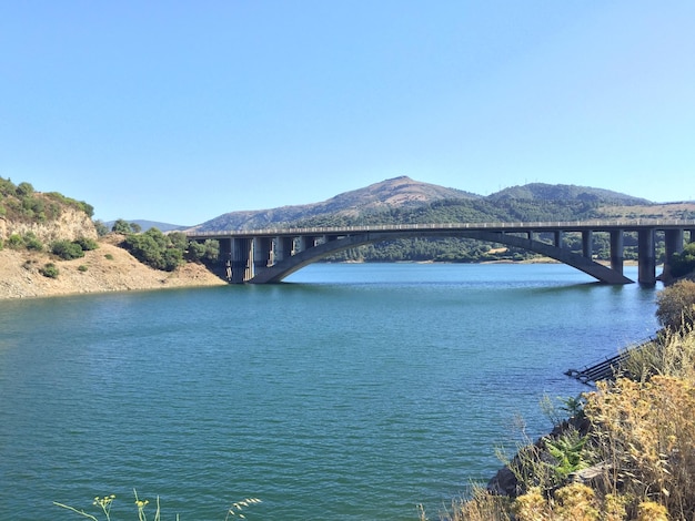 Foto ponte sul fiume contro il cielo blu