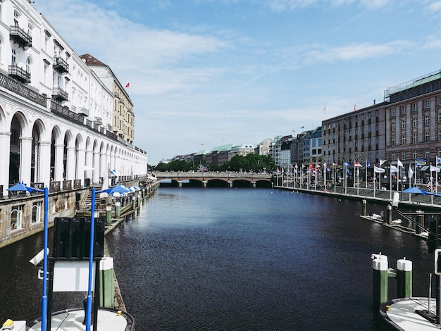 Foto ponte sul fiume contro gli edifici in città