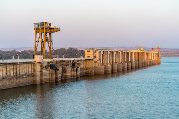 Foto ponte sul fiume contro un cielo limpido al tramonto