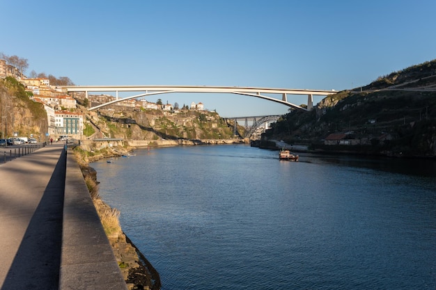 Foto ponte sul fiume contro un cielo limpido