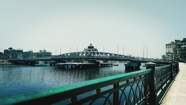 Photo bridge over river against clear sky