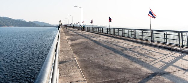 Photo bridge over river against clear sky