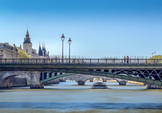 Мост через реку на чистом небе