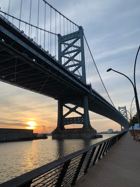 Foto ponte sul fiume contro un cielo nuvoloso