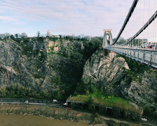 Foto ponte sul fiume contro il cielo in città