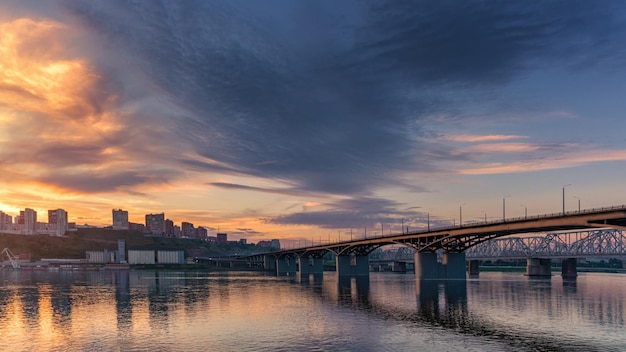 Foto ponte sul fiume contro il cielo durante il tramonto