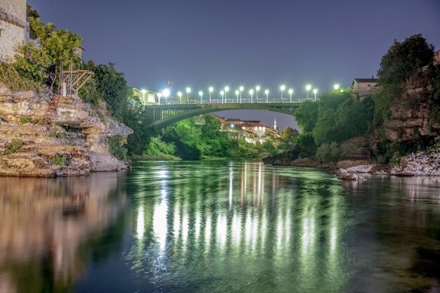 Мост через реку на фоне ночного неба