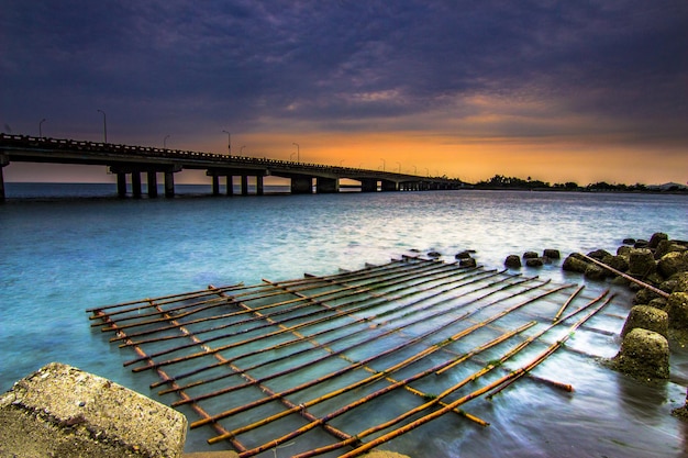 Foto ponte sul fiume contro il cielo al tramonto