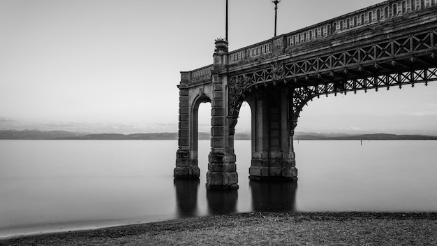 Foto ponte sul fiume contro il cielo