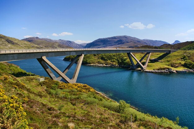 Foto ponte sul fiume contro il cielo