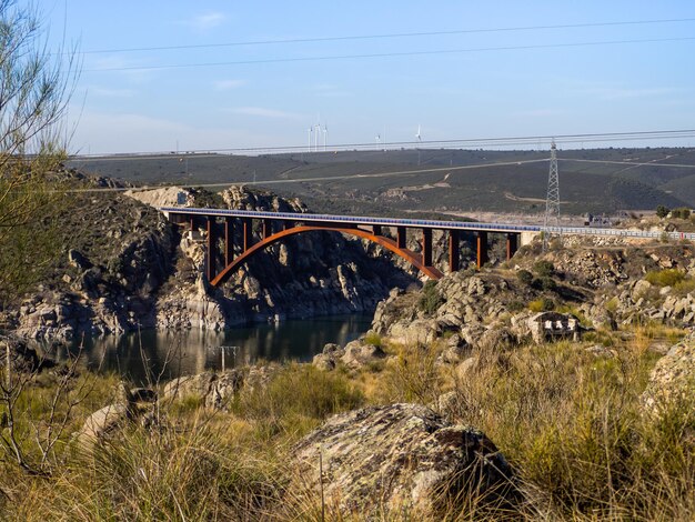 Foto ponte sul fiume contro il cielo