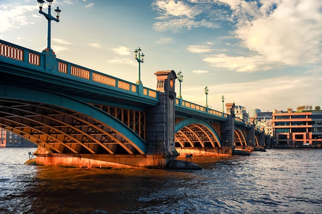 Мост через реку против неба